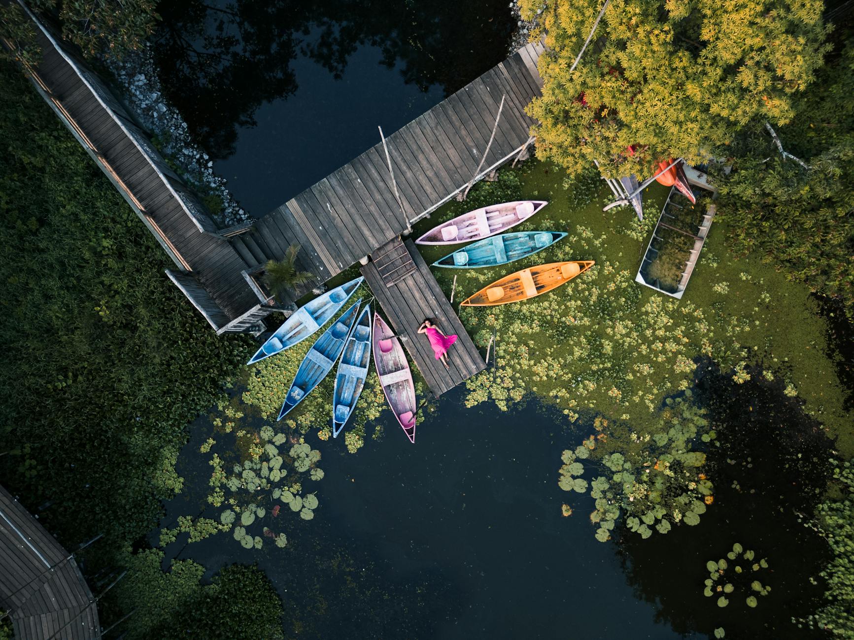 Panorama jeziora we Wdzydzach Kiszewskich z lasem i kajakiem na wodzie