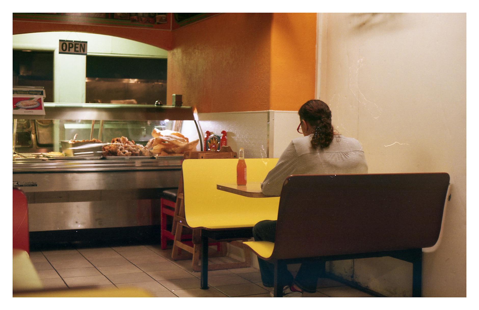 Osoba jedząca samotnie w kolorowym, przytulnym barze w Trójmieście