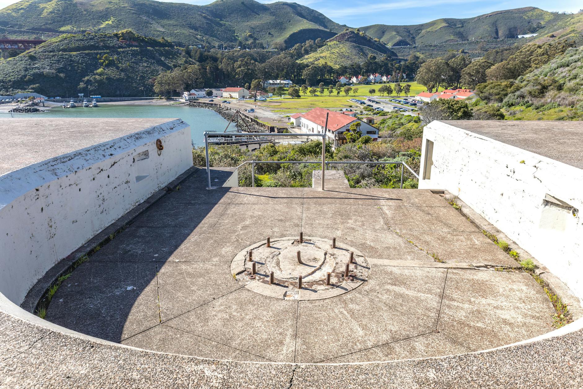 Powietrzny widok nadmorskiej baterii na Helu z wioską i wydmami