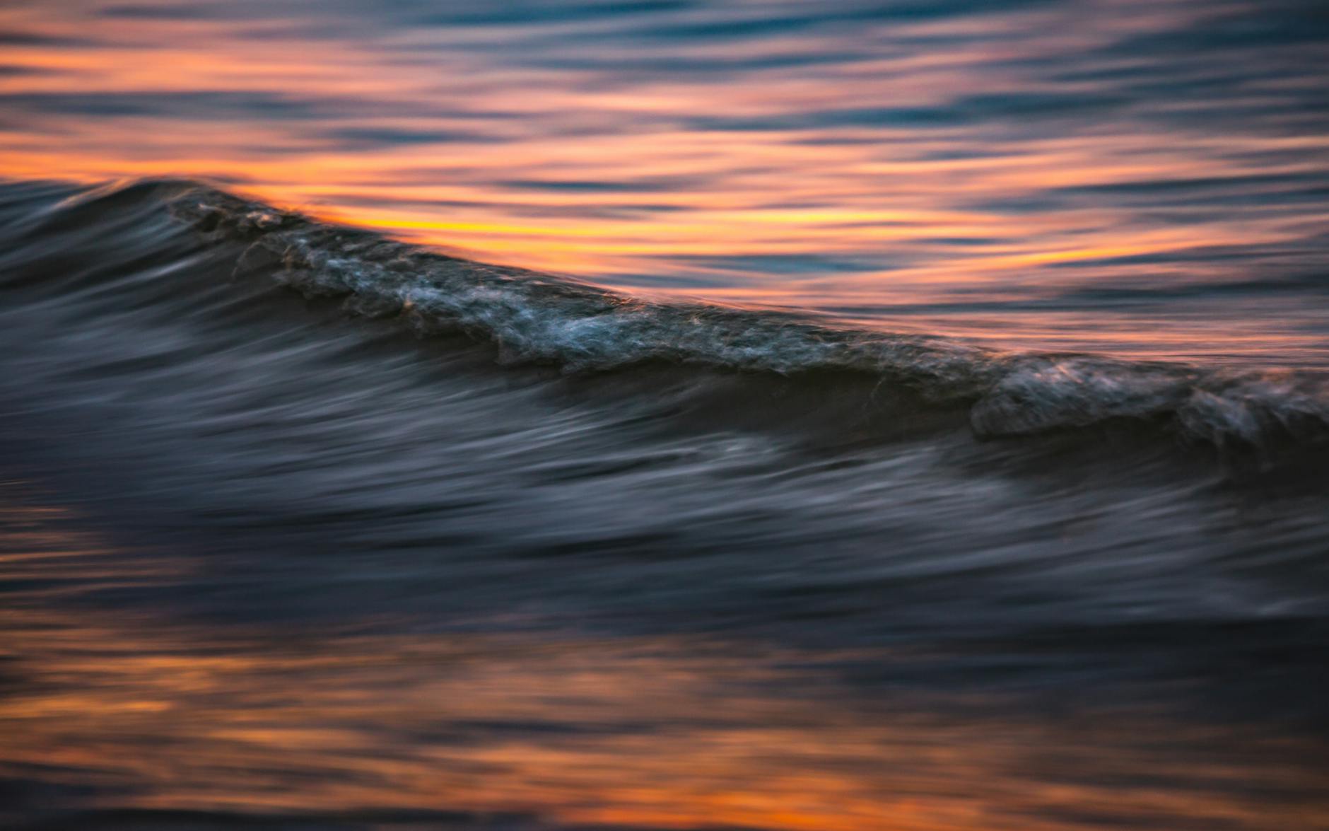 Rozmyta fala w świetle kolorowego zachodu słońca nad Bałtykiem