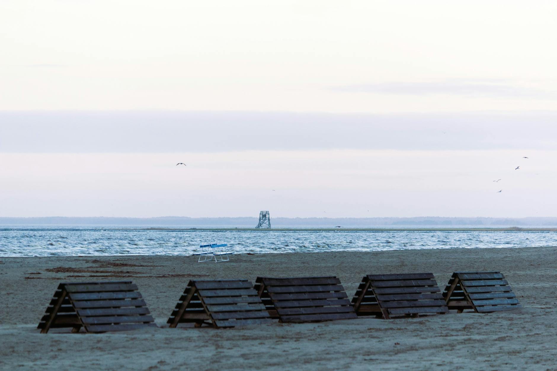 Spokojne fale Morza Bałtyckiego przy piaszczystej plaży Mierzei Wiślanej Spokojne fale Morza Bałtyckiego przy piaszczystej plaży Mierzei Wiślanej