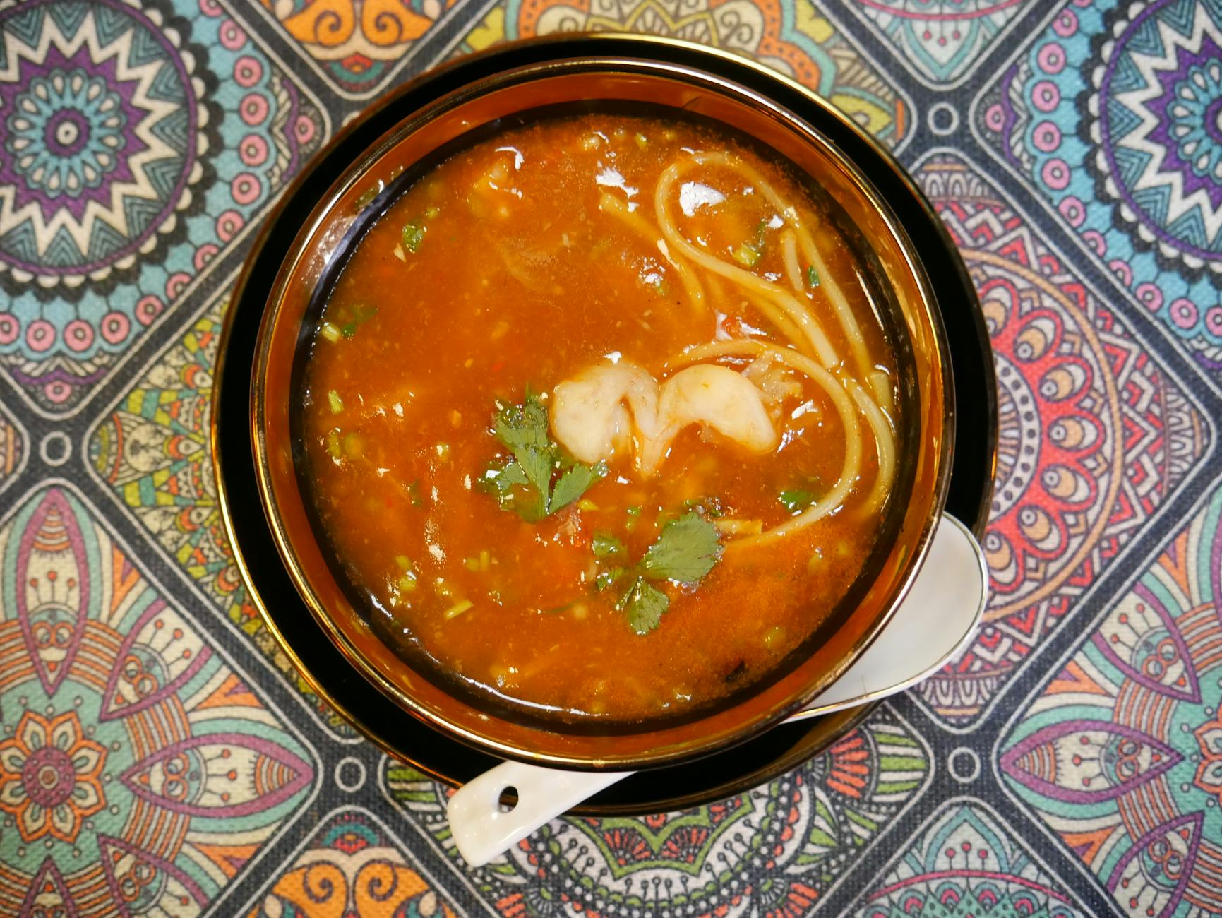 Talerz polskiej zupy pomidorowej z makaronem i ziołami