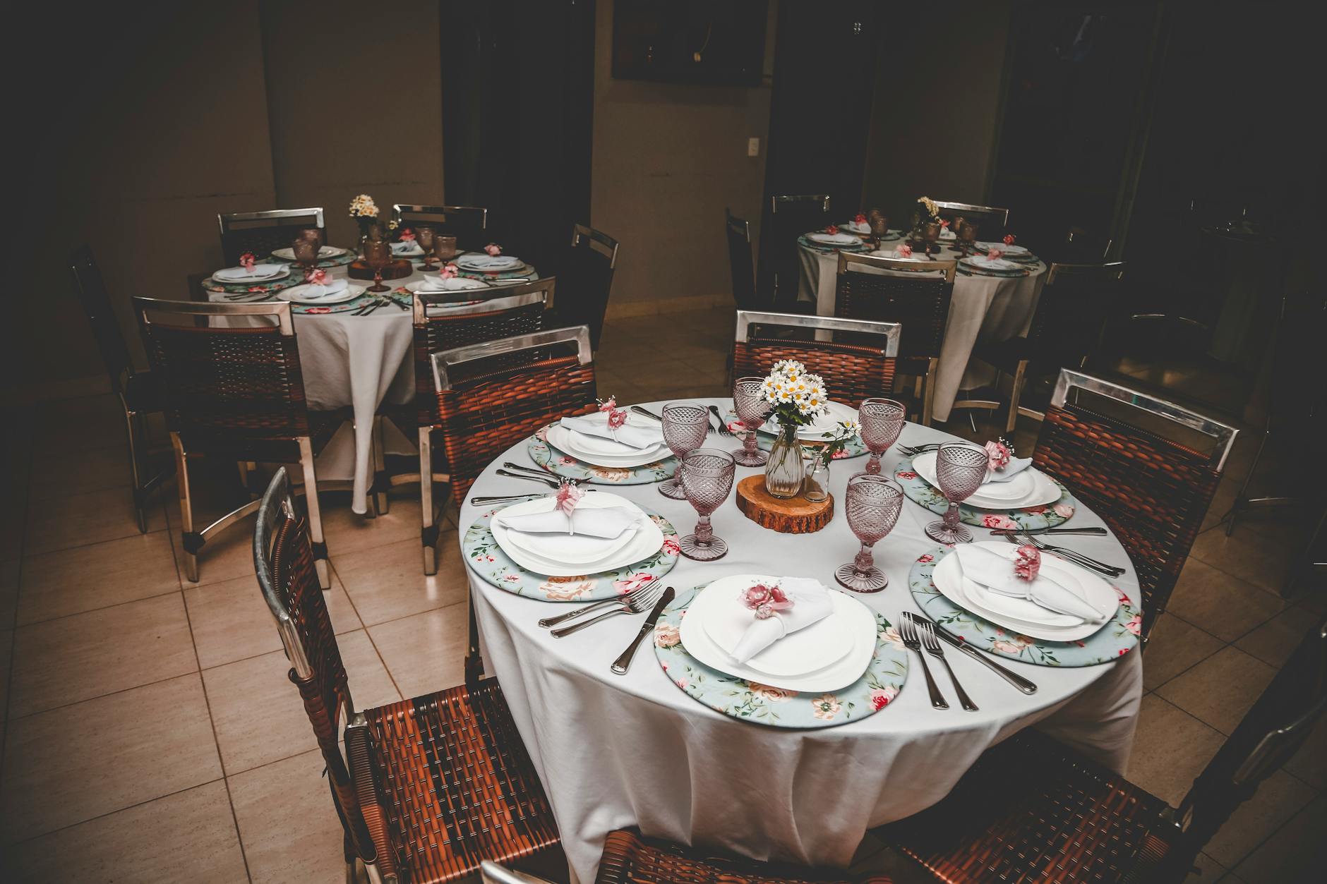 Wystawne stoły z kwiatową zastawą na pomorskim przyjęciu weselnym