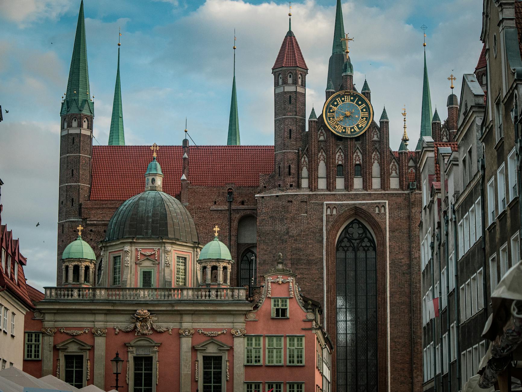 Bazylika Mariacka w Gdańsku z gotycką wieżą zegarową