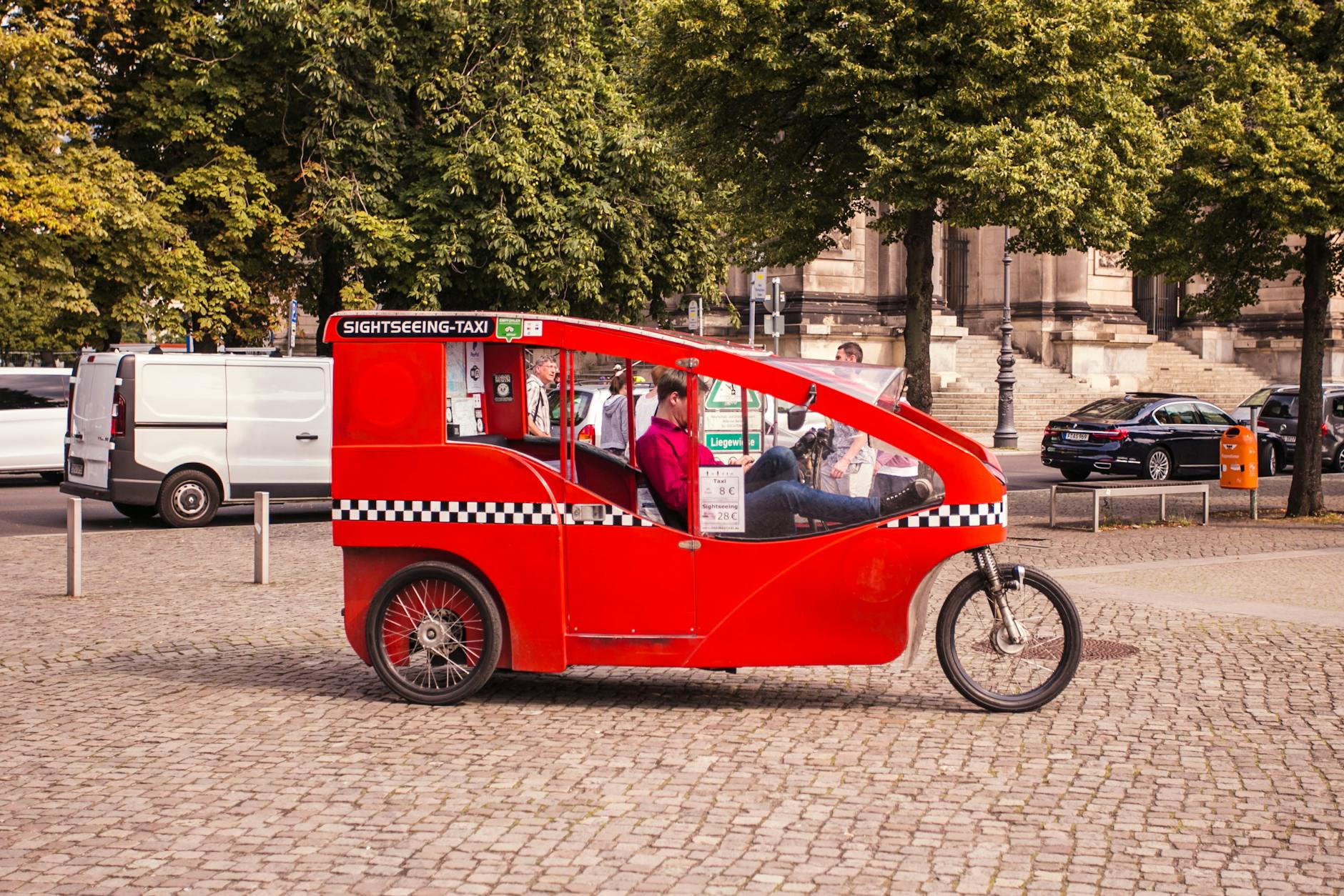 Czerwony rikszowy taxi na ulicy Gdańska, alternatywne zwiedzanie miasta