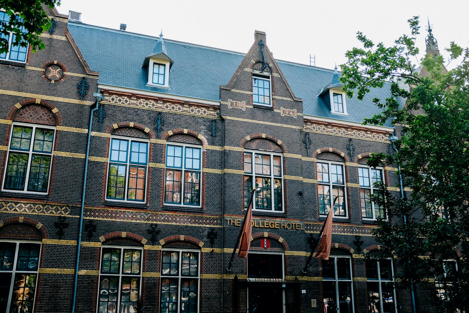 Historyczny hotel w zabytkowej kamienicy, oświetlony wieczorem
