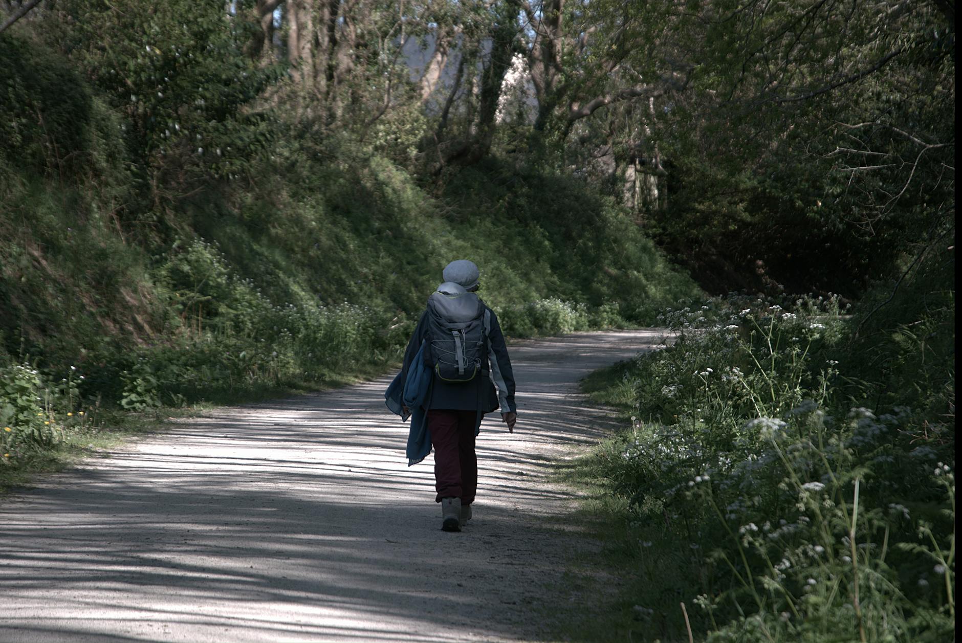 Kobieta spacerująca leśną ścieżką w Trójmiejskim Parku Krajobrazowym