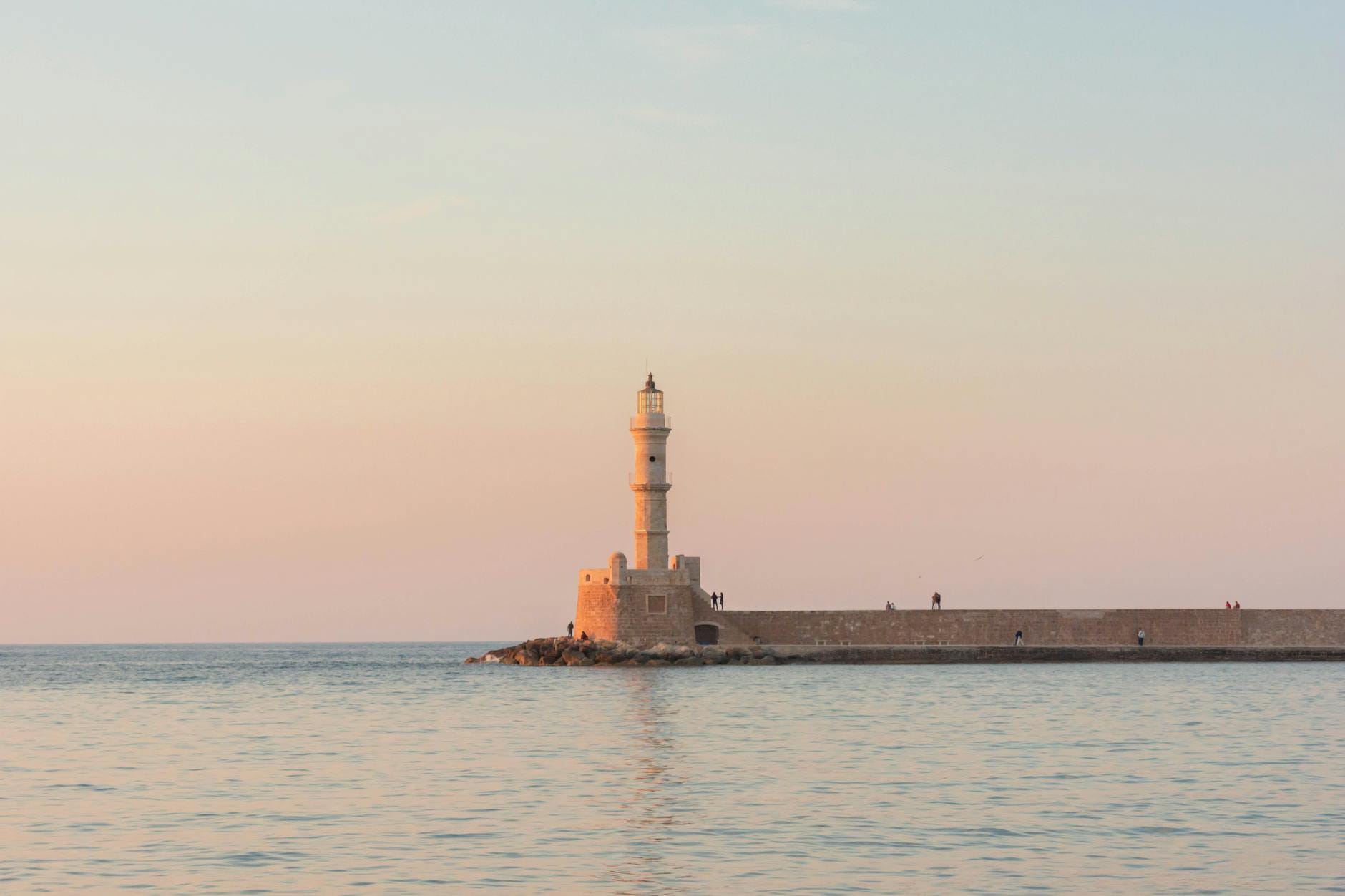 Latarnia morska w Chanii o świcie nad spokojnym morzem