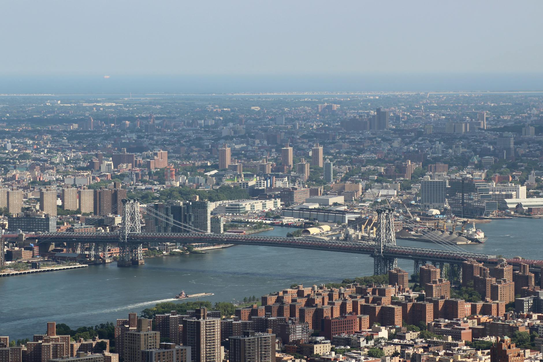 Most Williamsburg nad East River w panoramie Nowego Jorku