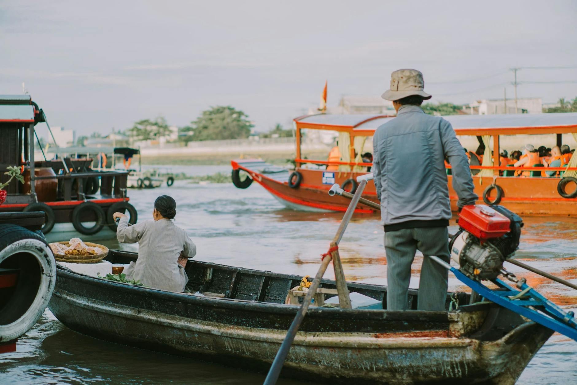 Motorówka na wodach Gdańska podczas słonecznego rejsu