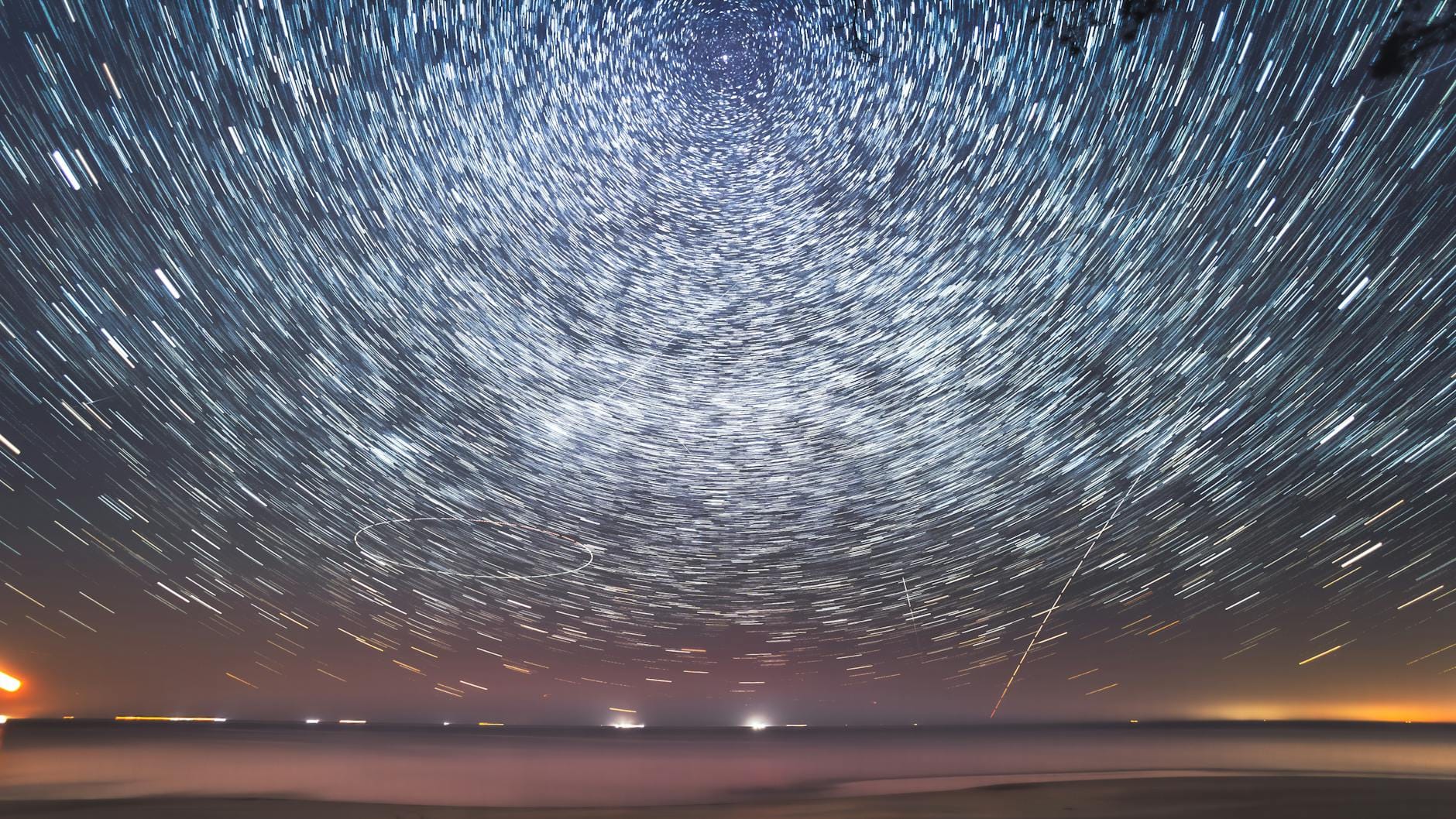 Nocne niebo z gwiazdami nad spokojnym morzem przy wybrzeżu Sobieszewa
