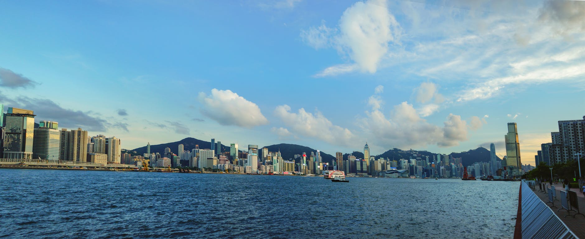 Panorama Hongkongu z widokiem na port Victoria Harbour