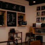 Przytulne wnętrze kawiarni z tablicą menu i retro ozdobami