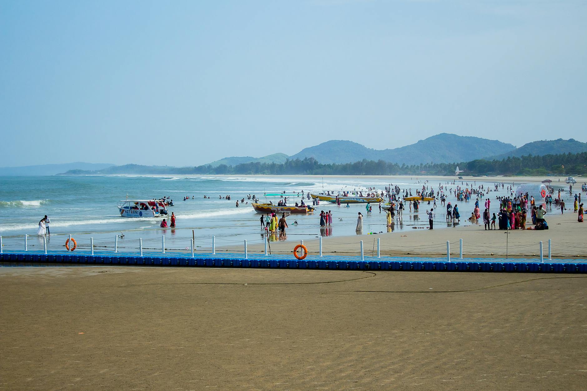 Rodzina z dziećmi spaceruje nad morzem w Trójmieście