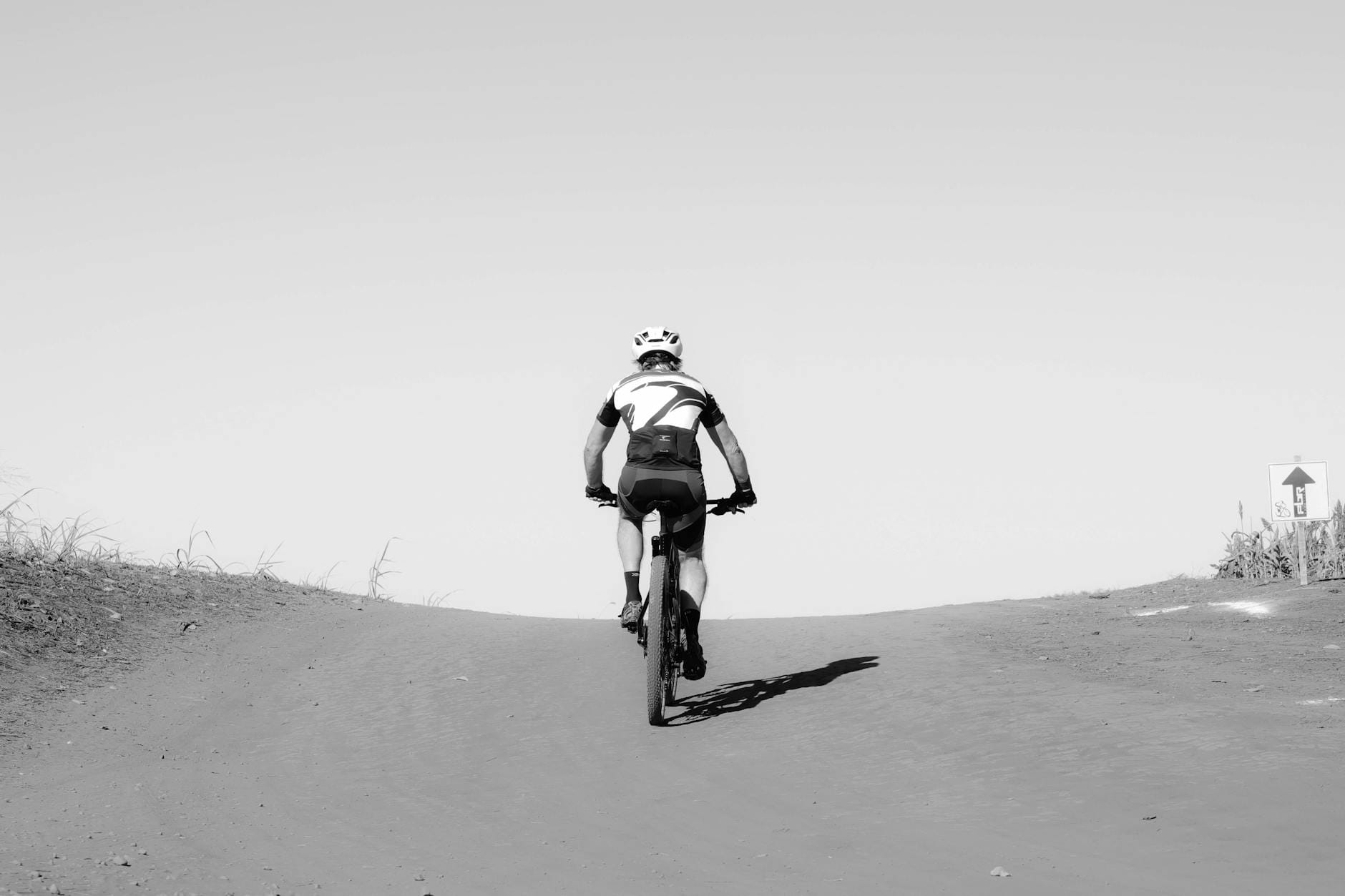 Rowerzysta wspinający się leśną ścieżką między Gdańskiem a Sopotem