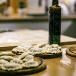 Świeże domowe pierogi ułożone na drewnianych deskach w przytulnej kuchni