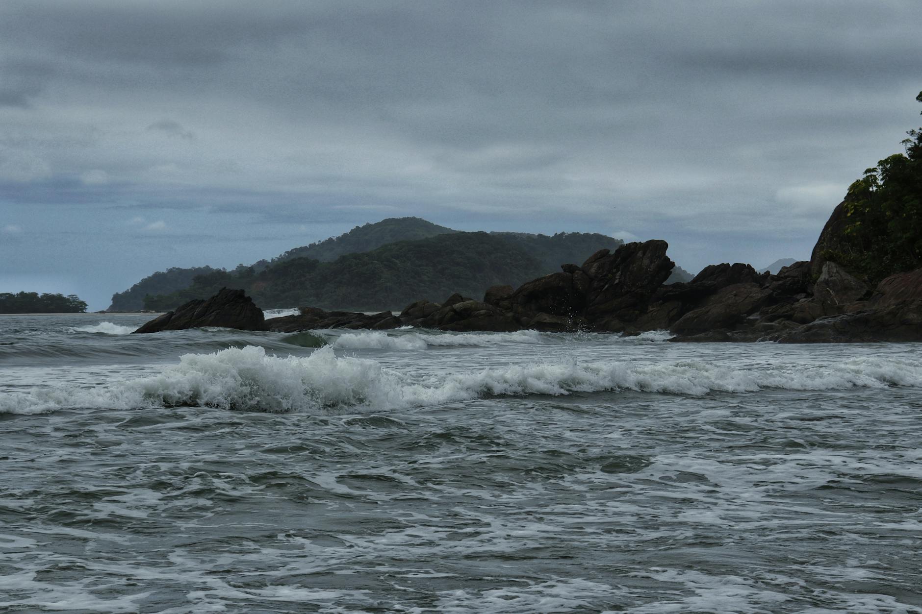 Sztormowe fale rozbijające się o skaliste wybrzeże nad morzem