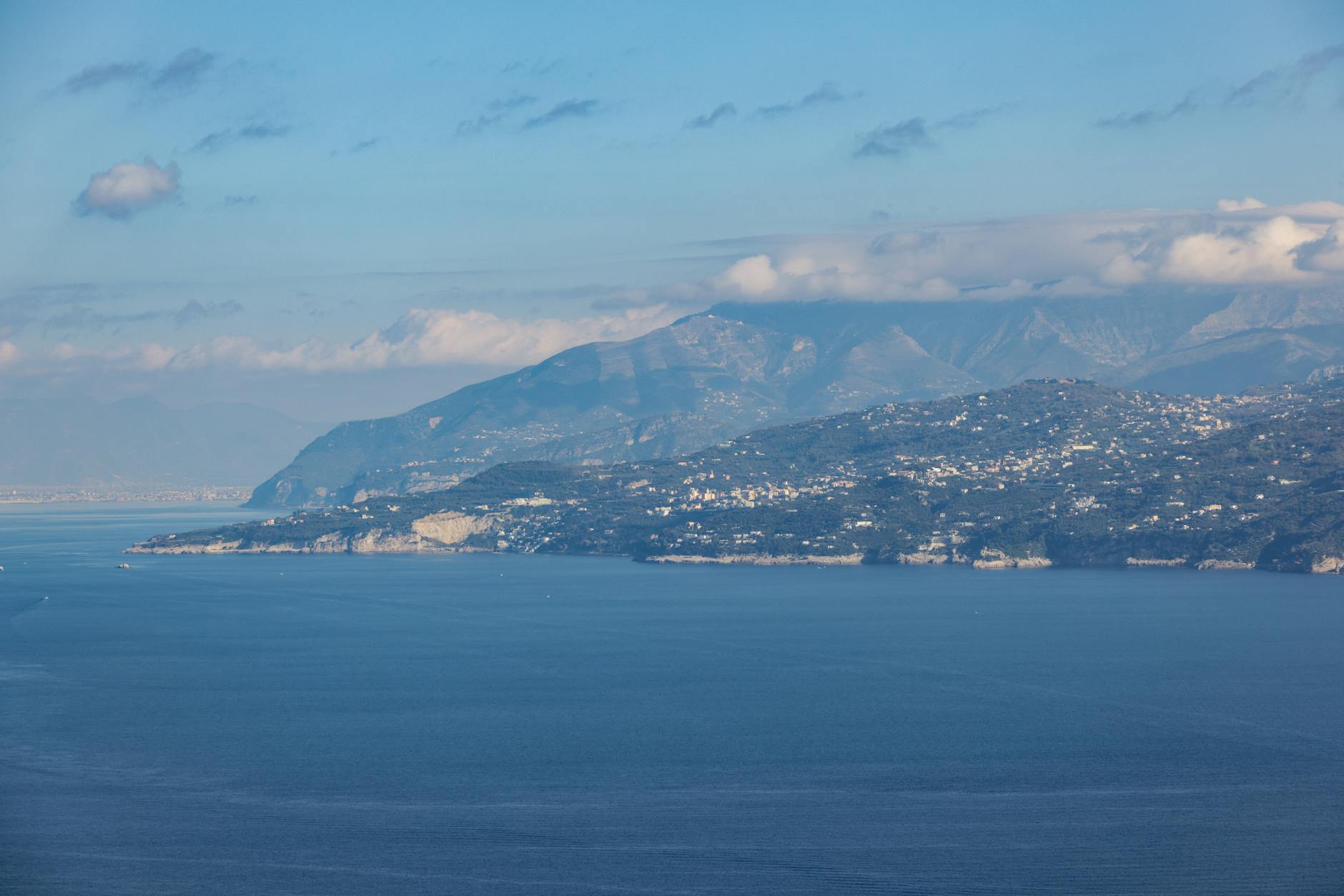 Widok z góry na łodzie przy skalistym wybrzeżu nad morzem