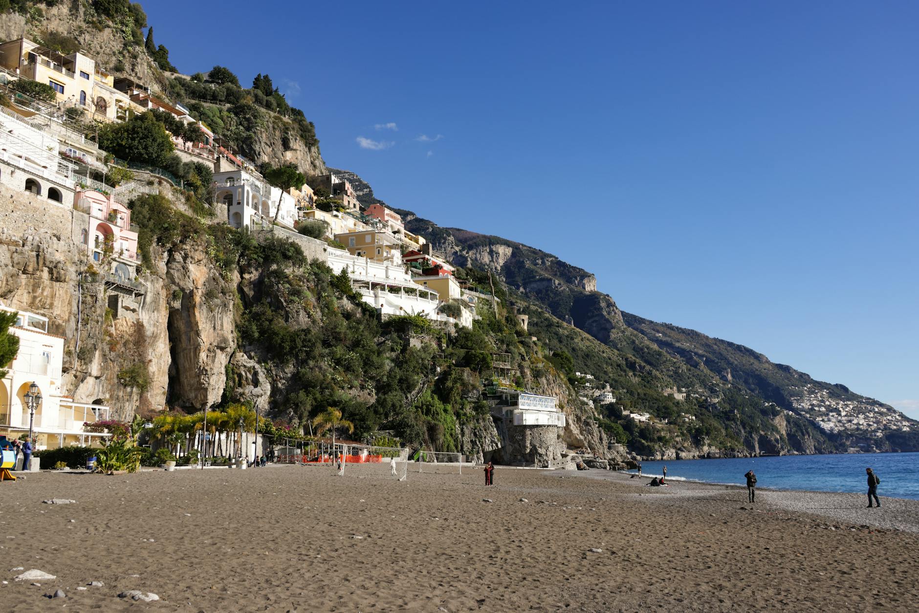 Włoskie miasteczko Amalfi na klifie nad morzem z łodziami w zatoce