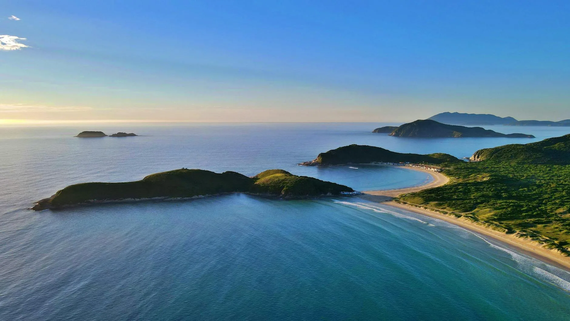 Lotniczy widok tropikalnego wybrzeża i wysp o wschodzie słońca