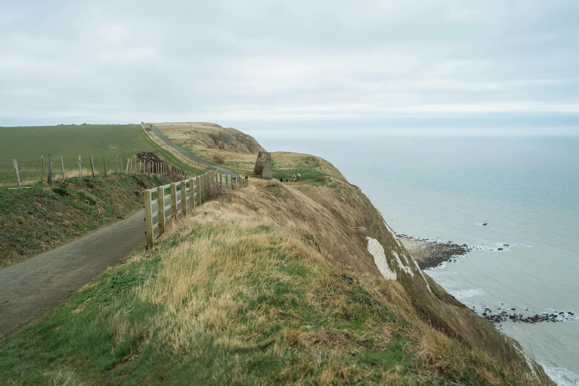 Strome klify nad morzem przy pochmurnym niebie