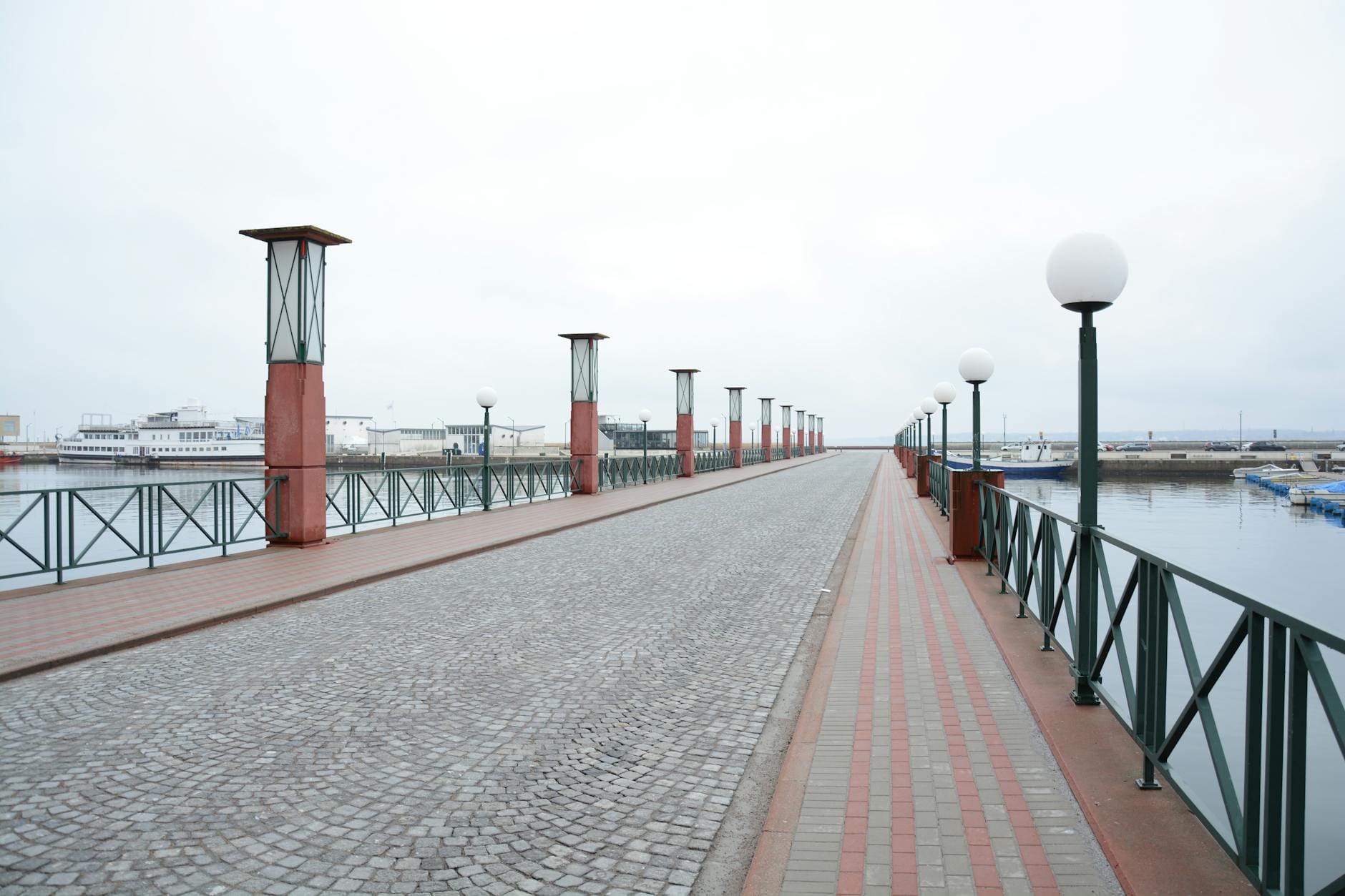 Opustoszała sopocka promenada nadmorska w pochmurny dzień