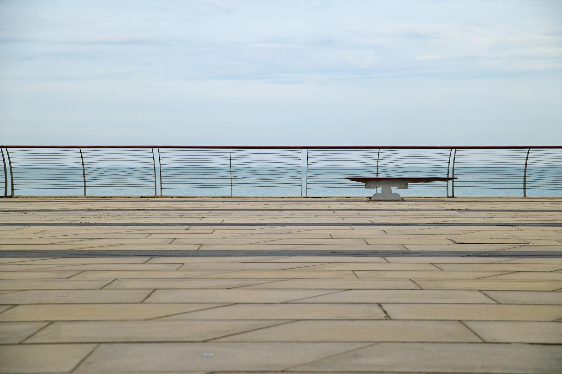 Pusta nadmorska promenada poza sezonem w nadbałtyckim kurorcie
