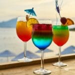 Plaże z beach barami w Trójmieście: gdzie na drinka z widokiem Kolorowe koktajle w beach barze na plaży w Trójmieście o zachodzie słońca