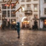 Trójmiasto w deszczu: pomysły na dzień pod dachem i bez nudy Krople deszczu na oknie kawiarni z rozmytym widokiem ulicy w Trójmieście