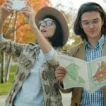 Oliwa budżetowo: park, katedra i miejsca, które nic nie kosztują Młoda para z mapą robi selfie w jesiennym parku w Oliwie