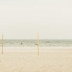 Półwysep Helski poza sezonem: pomysł na spokojny weekend Pusta, spokojna plaża nad Bałtykiem w pochmurny dzień poza sezonem