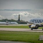Samoloty Finnair i Ryanair na płycie lotniska w Gdańsku