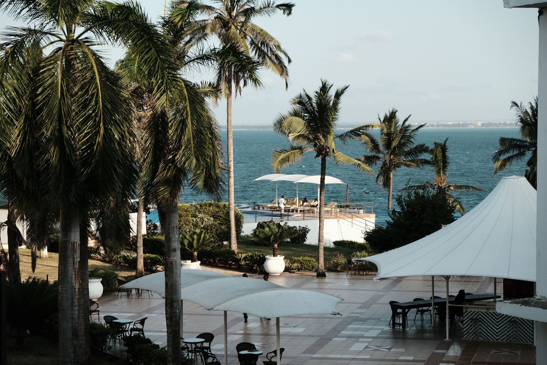 Luksusowy resort z palmami i widokiem na ocean w Tanzanii