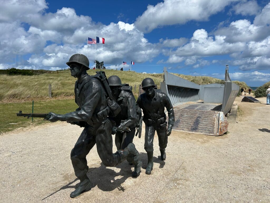 Pomniki upamiętniające D-Day na plaży Omaha w Normandii z flagami
